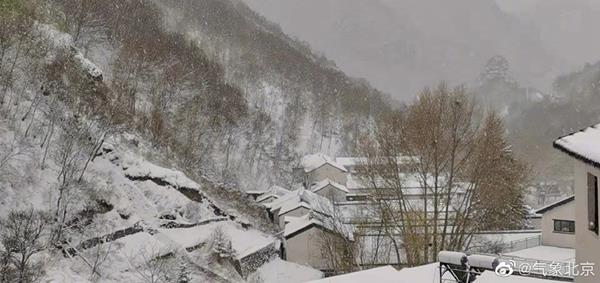 门头沟灵山出现降雪。