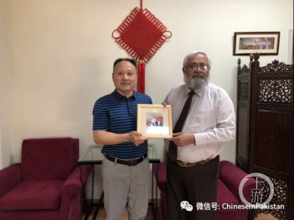 ▲3月28日,卡拉奇大学孔子学院中方院长黄桂平拜访当地教育人士。图片来源/四川师范大学
