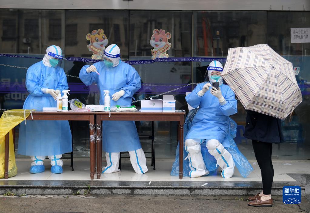 4月26日，工作人员在上海市黄浦区四川中路480号采样点为居民进行核酸筛查。当日，上海市对所有的封控、管控和防范区域内人员进行全员核酸筛查。对于抗原检测阳性待复核者、混管阳性待复核者及其同住者和行动不便等人群，安排上门采样。新华社记者 李贺 摄