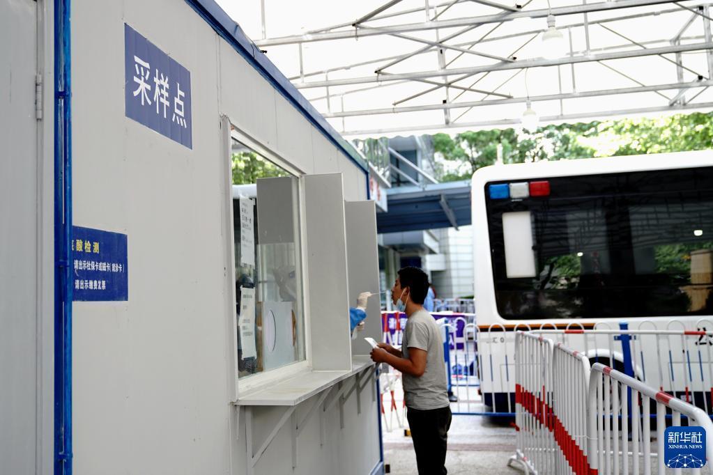 4月27日拍摄的上海中医药大学附属龙华医院核酸采样点。为方便市民核酸检测，上海以“固定采样点+便民采样点+流动采样点”相结合的方式，在全市优化常态化核酸采样点布局。4月26日，上海市卫健委公布第一批名单共534个点位，后续将动态更新。新华社记者 张建松 摄