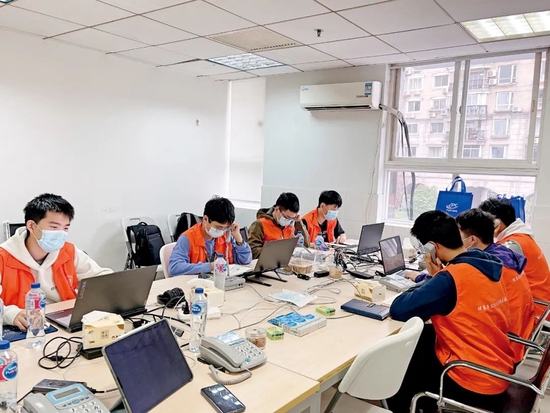 3月21日,上海市浦东新区疾病预防控制中心2楼,上海健康医学院的部分志愿者正在做电话流调。图/上海健康医学院公卫学院