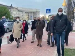 联合国秘书长抵达乌克兰 外媒曝光基辅街头步行画面