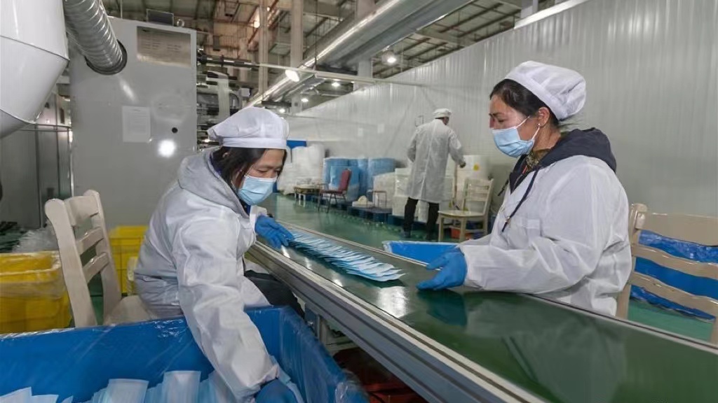 上海一家企业口罩生产车间。新华社图