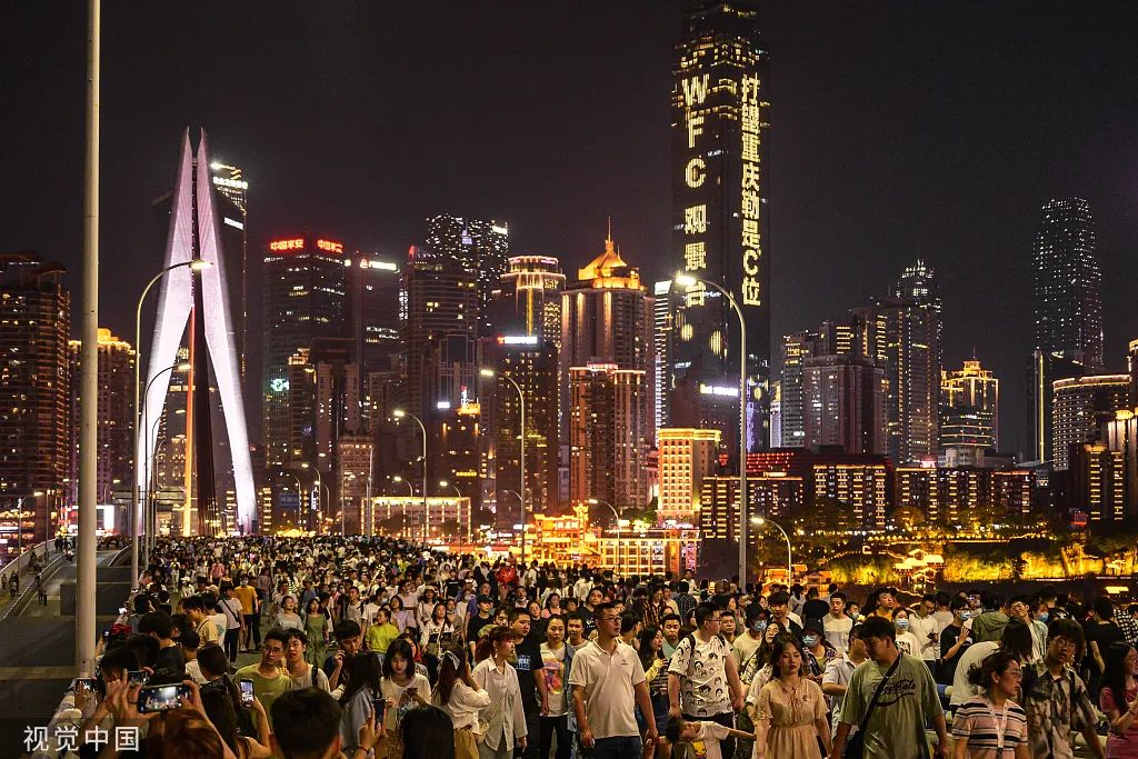 2021年5月2日,游客赴重庆千厮门大桥赏夜景。图源:视觉中国