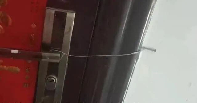 居民家门被铁丝锁死。图源:网络