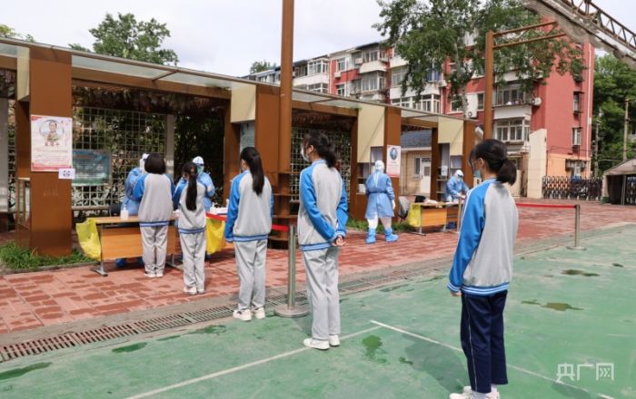 丰台八中核酸检测现场,在校同学排队有序进行检测(央广网发 龚禧 摄)
