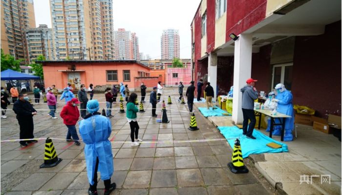 青塔街道民乐家园社区有序开展核酸检测(央广网发 蔡晖 摄)