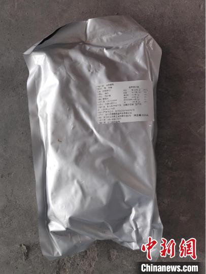 酱鸭存在两个生产日期。 上海市市场监管局 摄