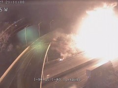 美国两辆卡车在公路上相撞后起火，现场燃起巨大火球