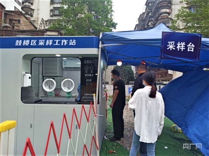 市民有序排队采集核酸(央广网记者 罗晓英摄)