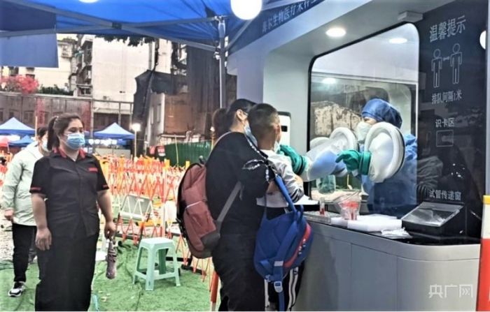 医护人员在新增的核酸采样工作站为市民采集核酸(央广网发 梁晓宇摄)