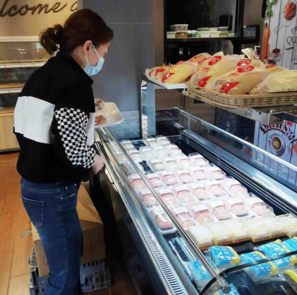 朱泾镇85℃面包店内,顾客挑选商品。 本文图片均为金山区供图