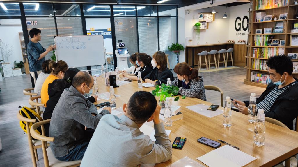 安仁坊社区的个体商户在学习直播带货知识。新华社记者 张斌 摄