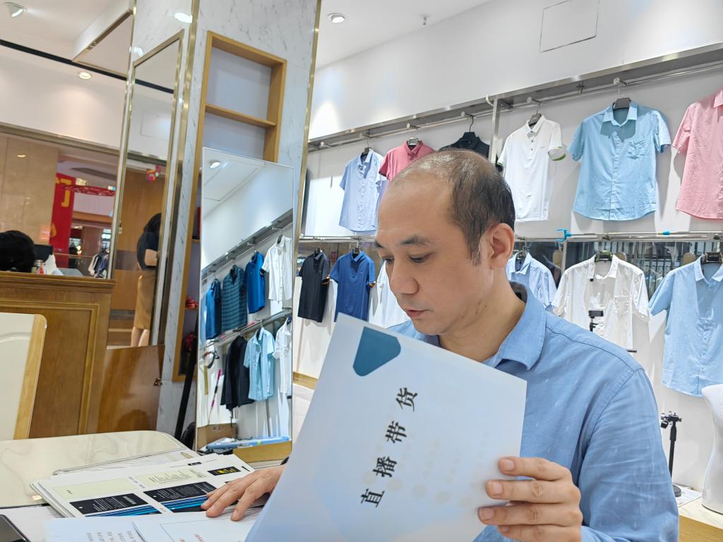 经营男装店铺的高新春在学习直播带货课程。新华社记者 张斌 摄