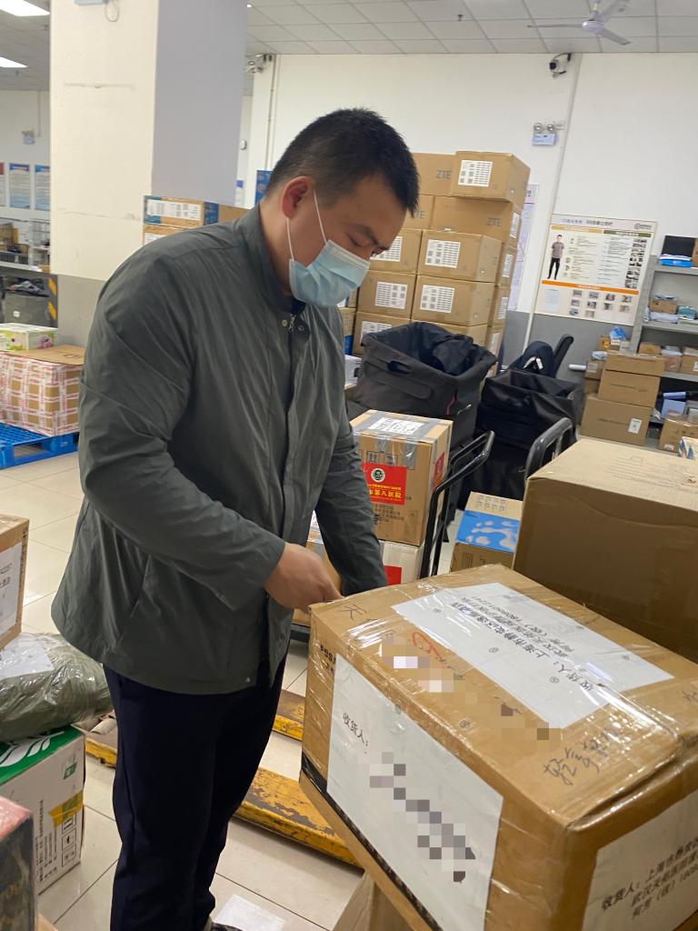 汪勇协助包装增援物资。(受访者供图)