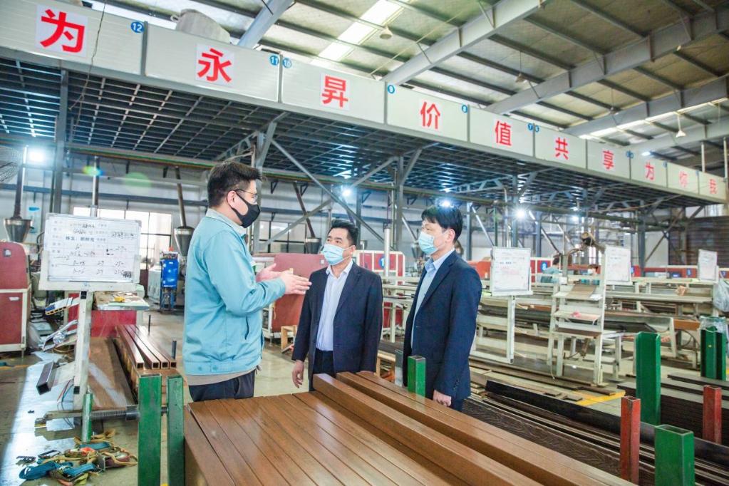 浙江银行机构积极深入工厂车间,为企业送“贷”上门。(受访者供图)