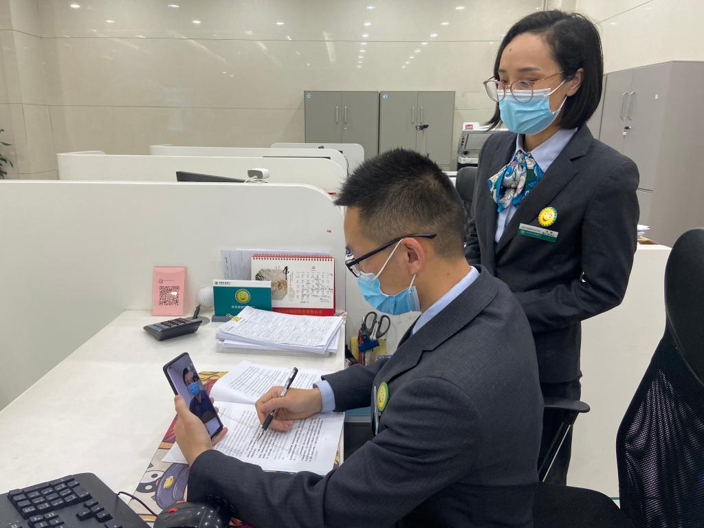 中国农业银行海宁市支行通过视频面签为受疫情影响企业高效办理贷款。(受访者供图)