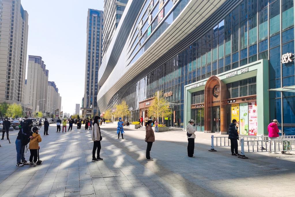 4月28日,在长春市一连锁超市外,市民有序排队等待进入。新华社发