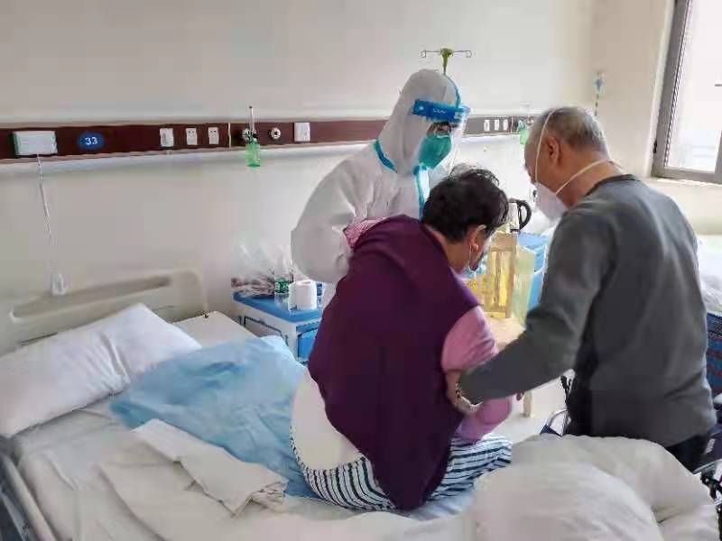 医护人员正在照料老人。(受访者供图)