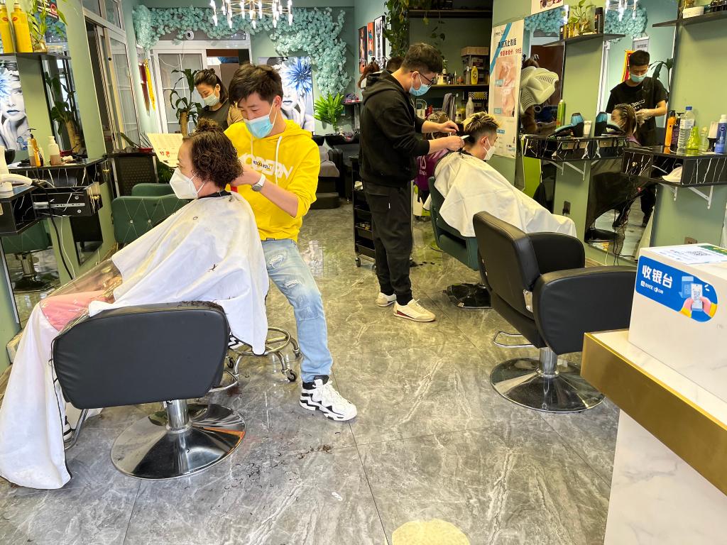 4月29日,在长春市一家理发店,理发师为居民理发。新华社记者 赵丹丹 摄