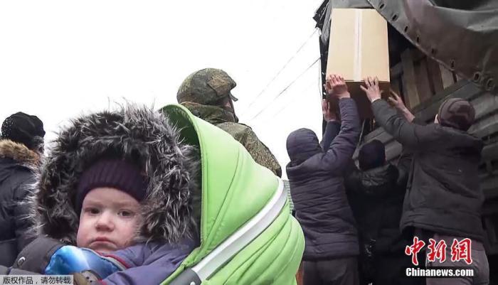 当地时间3月3日,乌克兰哈尔科夫地区,俄军分发人道主义援助物资。