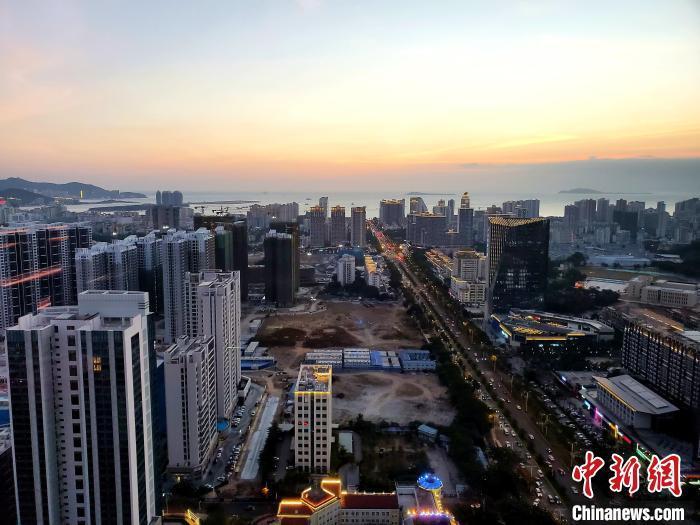 资料图:城市一景。 王晓斌 摄