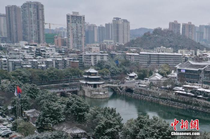 资料图:航拍雪后贵阳景色。 瞿宏伦 摄