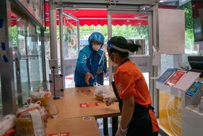 外卖骑手在老盛昌门店取外卖订单。 孟雨涵 摄