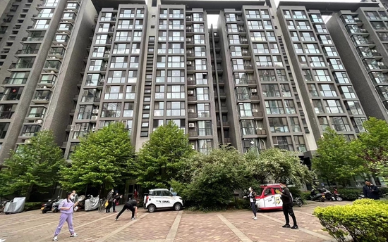 小区里打羽毛球的人们。 新京报记者 陈璐 摄