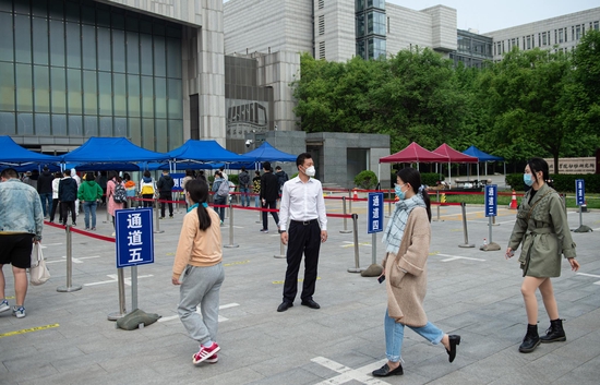 4月29日,在北京市朝阳区奥运村街道中科院采样点,市民保持安全距离排队等待核酸采样。当日,北京市朝阳区开展第三次扩大范围核酸检测。新华社记者 陈钟昊 摄