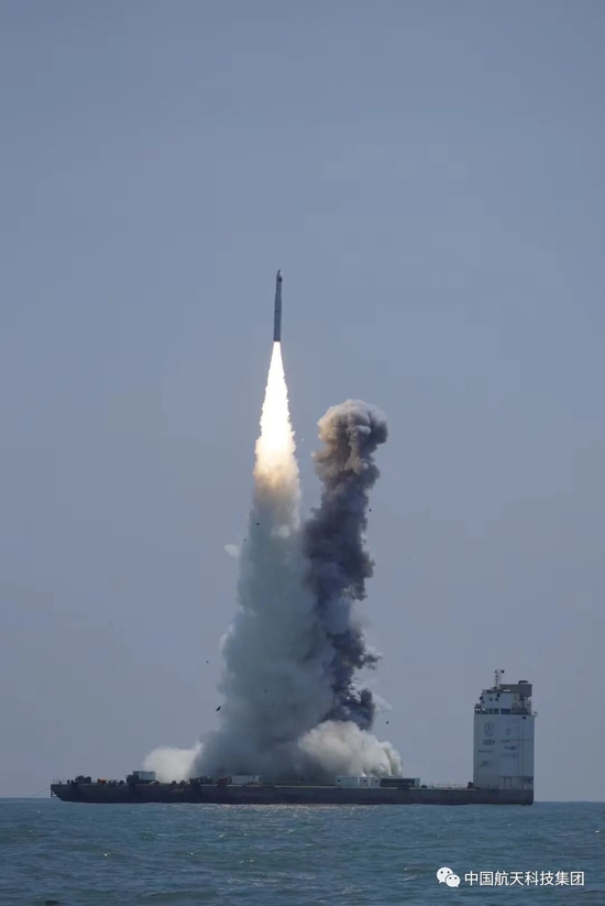 ▲长十一火箭点火升空 (史啸 摄)