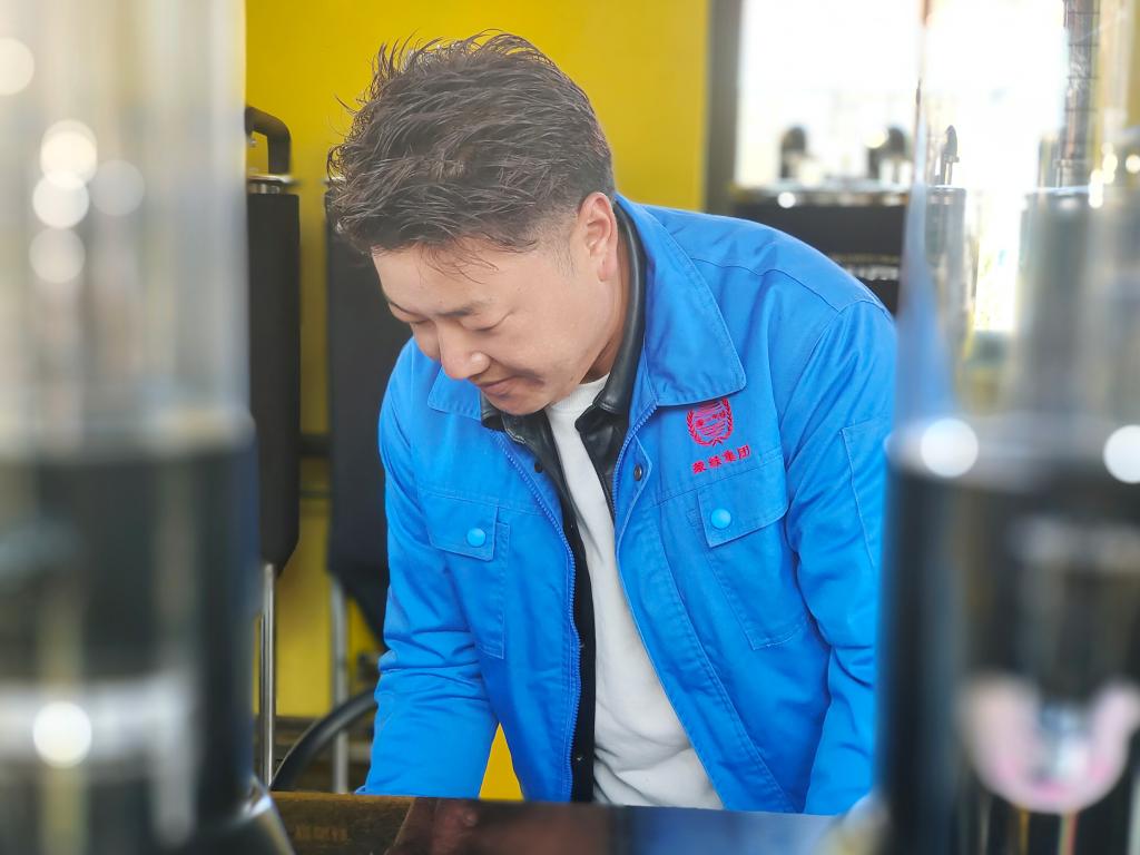 4月11日,拉琼在青稞体验馆配酒。新华社记者 刘洲鹏 摄