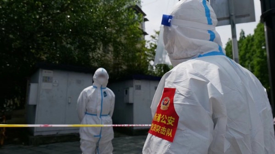 图说:快递小哥已经换上民警给的防护服