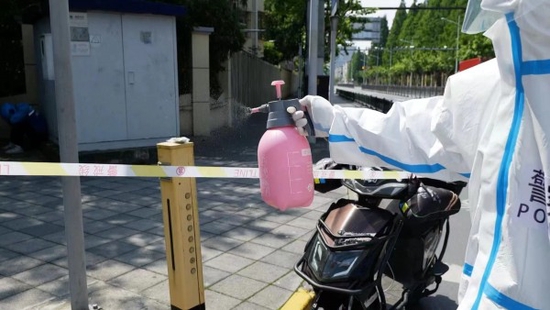 图说:民警在对现场进行消杀 警方供图