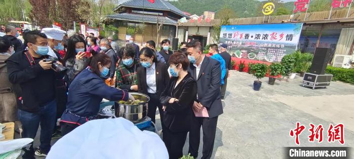 2022年五一小长假前夕,天津蓟州毛家裕举行的山野菜文化节开幕现场 杨子炀 摄