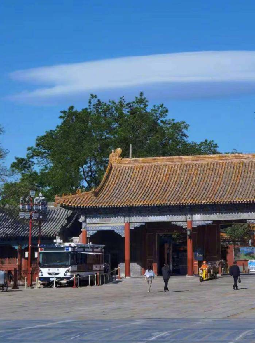 故宫门口的天空还出现了荚状云,像不像飞碟?(来源:中国气象局)