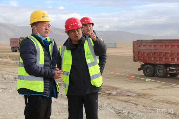 在西藏支援机场建设的魏成存(央广网发 通讯员 供图) 