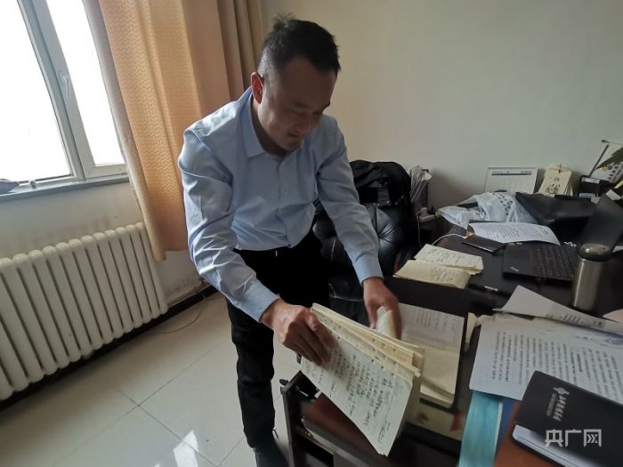 　魏成存和他的笔记本(央广网发 通讯员 供图) 