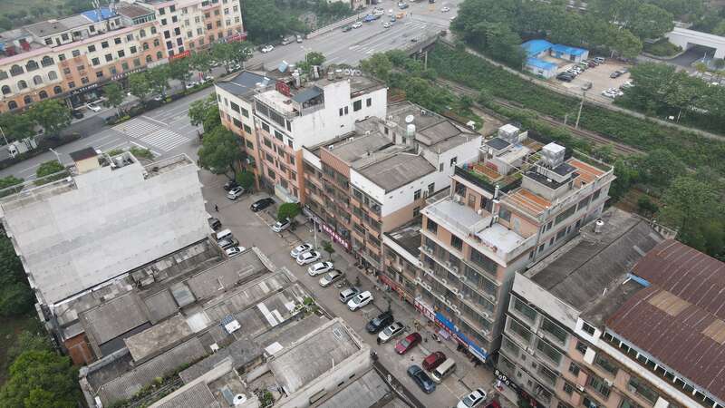 事发点附近，居民自建房层层叠叠，不少有加建。中青报·中青网记者 洪克非/摄