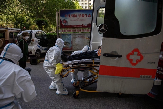 120急救车组人员抵达封控区转运病人。新京报记者 郑新洽 摄