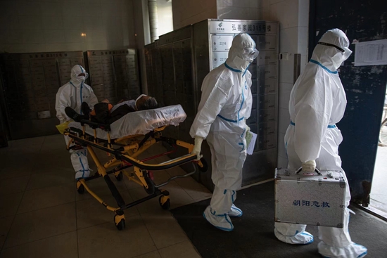 120急救车组人员抵达封控区转运病人。新京报记者 郑新洽 摄