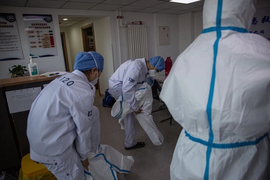 接到转运封控区病人的任务后，朝阳120霞光里急救工作站急救车组人员迅速穿好防护服出发。新京报记者 郑新洽 摄