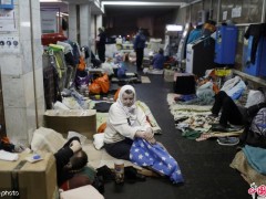 当地时间2022年4月26日，乌克兰哈尔科夫，一位避难者坐在简易床上若有所思。IC photo