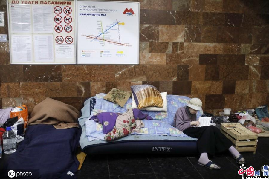 当地时间2022年4月26日，乌克兰哈尔科夫，民众在地铁站内避难看书。IC photo