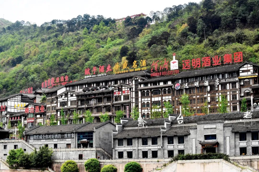 2019年4月,赤水河茅台镇段,河畔房屋上全是大大小小的酒厂广告牌。图/IC