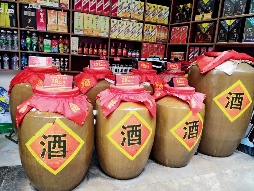 仁怀市有商铺售卖自称茅台镇“酱香散酒”,最便宜的标价仅18元每斤。摄影/本刊记者 周群峰
