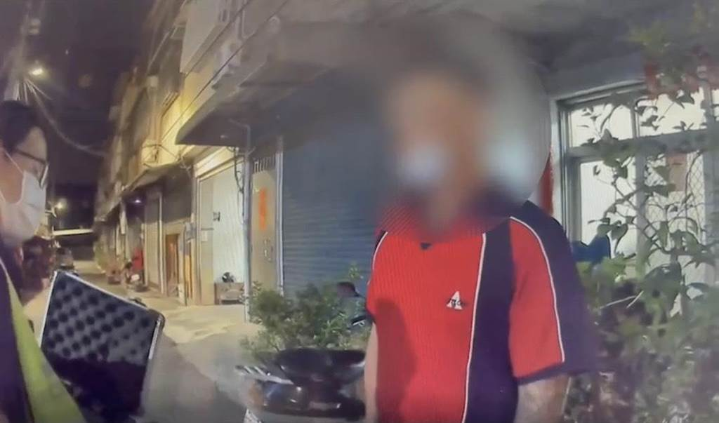 1日发生车祸后何姓男子（右）接受警方进行的酒精测试。图自台湾“中时新闻网”