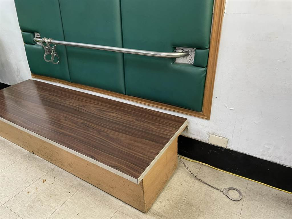 何姓嫌犯挣脱脚镣后逃出警局，目前警方还在追缉中。图自台湾“中时新闻网”