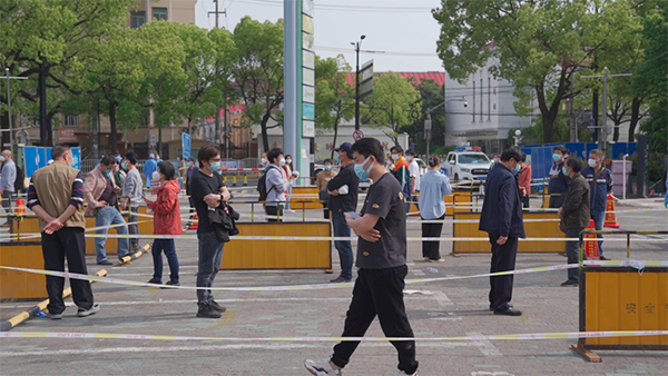 市民排队进入商超  本文图均为 青浦区 供图