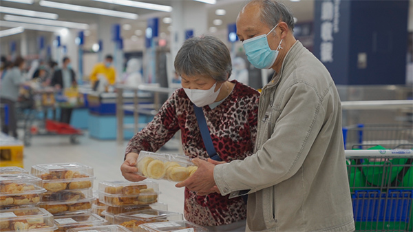 市民在超市采购